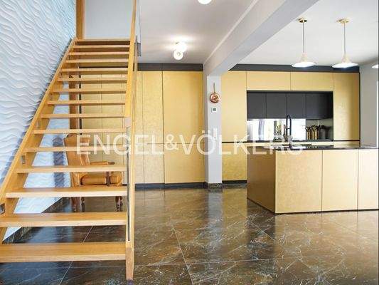 Küche und Aufgang ins Obergeschoss