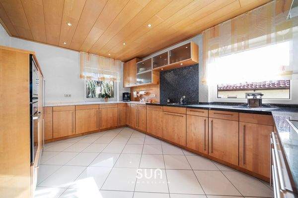 GROßE OFFENE KÜCHE