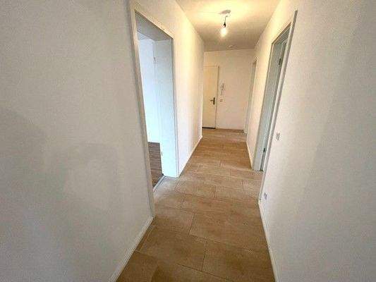 Heller Flur mit Türen