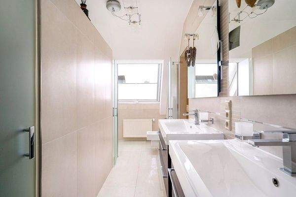 Modernes helles Badezimmer mit zwei Waschtischen