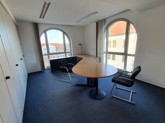 Büro mit Vorzimmer und Möbel