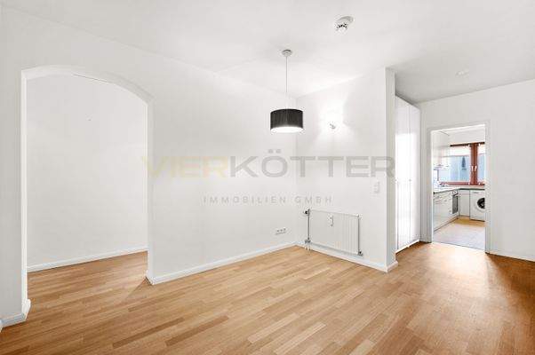 4. Diele mit Blick in die Küche