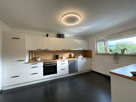Küche mit Einbauküche und hochwertigen Elektrogeräten