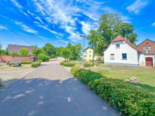 links Gartengrundstück | rechts Wohnhaus