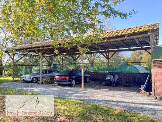 Großer hoher Carport