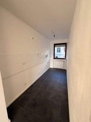 Leere Küche mit Fenster