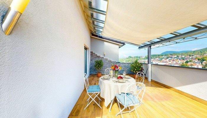 Balkon mit Blick über Neuffen