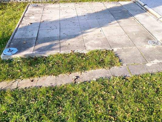 Hinter dem Vorzelt ist eine schöne gepflasterte Fläche für Ihr Camping-Mobiliar zum gemeinsamen Essen und relaxen