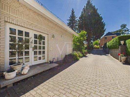 Blick auf den Hauseingangsbereich und die Zu-/ Einfahrt