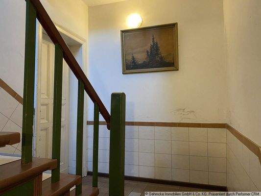 Treppenflur mit Büroeingang