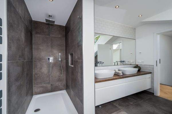 Badezimmer mit Wanne & Dusche Obergeschoss