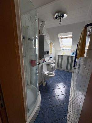 Helles Badezimmer mit Dusche