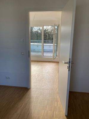 5 Haus 35 2. OG Blick vom Studio zweites Zimmer auf Balkon