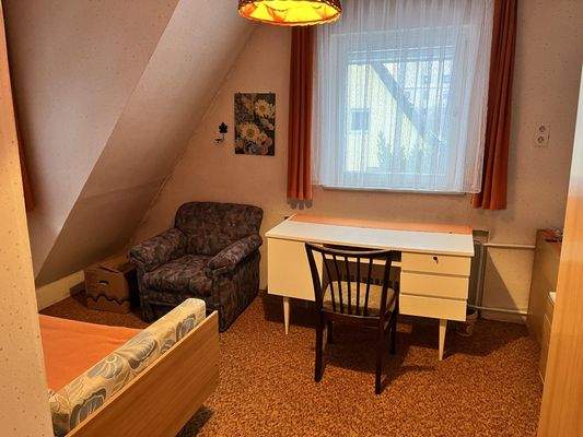 große, helle Zimmer durch Gauben- und Giebelfenster im Dachgeschoss