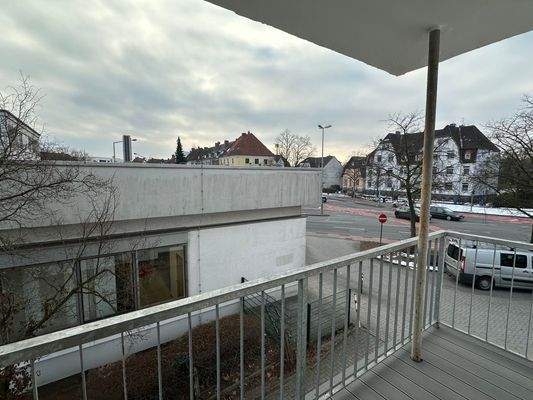 Blick vom Balkon auf Straße