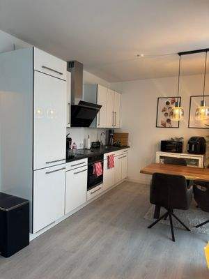 Moderne Küche mit Essbereich