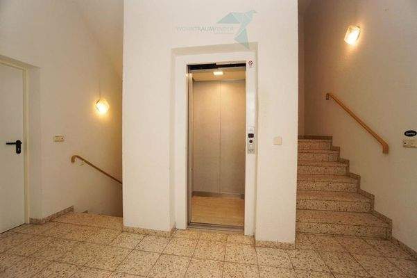 Treppenhaus mit Aufzug