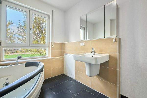 1st Floor: Full bathroom with whirlpool