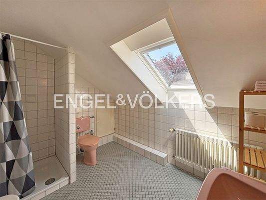 DG: Tageslichtbad mit Dusche