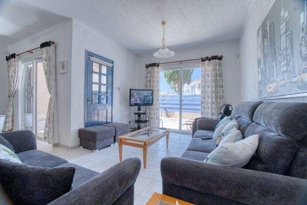 680762-detached-villa-for-sale-in-kato-paphos-univ