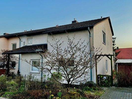 Vorder-Seitenansicht 2-Familienhaus