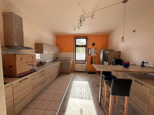 Küche mit Einbauküche