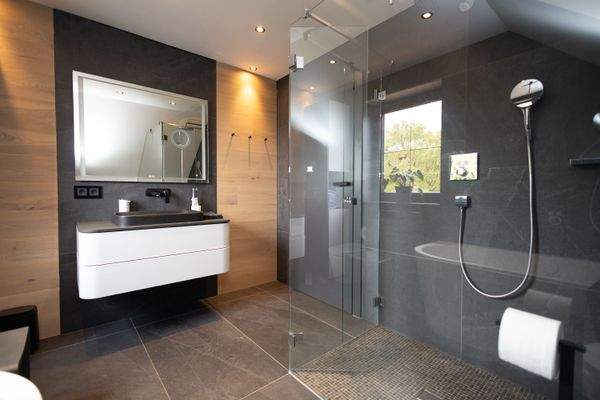 Badezimmer OG ebenerdige Dusche