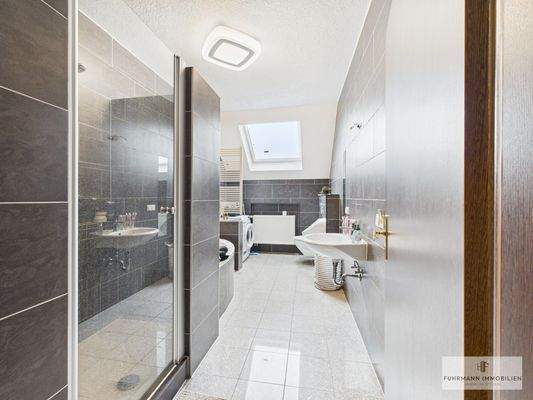 Blick zum Badezimmer 2. OG