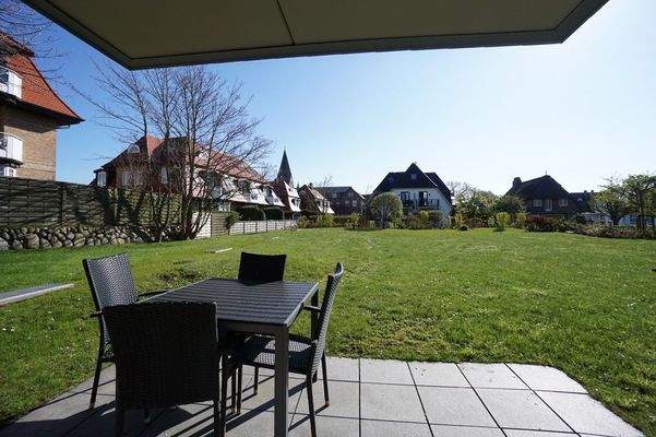 Terrasse mit Blick in den Garten