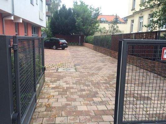 Hof mit Stellplätzen