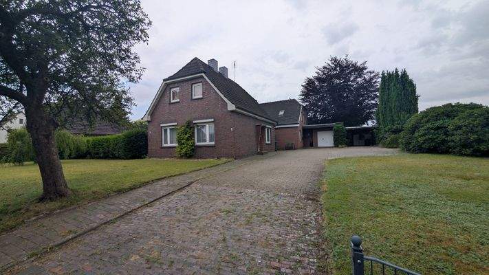 Ansicht mit Auffahrt