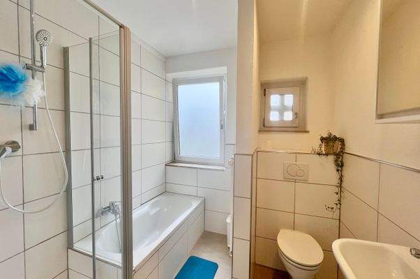 Helles und modernes Badezimmer