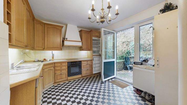 Küche mit Zugang zur Terrasse