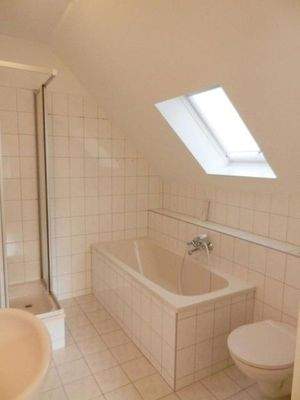 Bad mit Wanne und Dusche