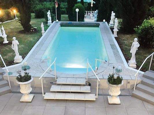 Beleuchteter Swimmingpool und Garten