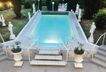 Beleuchteter Swimmingpool und Garten