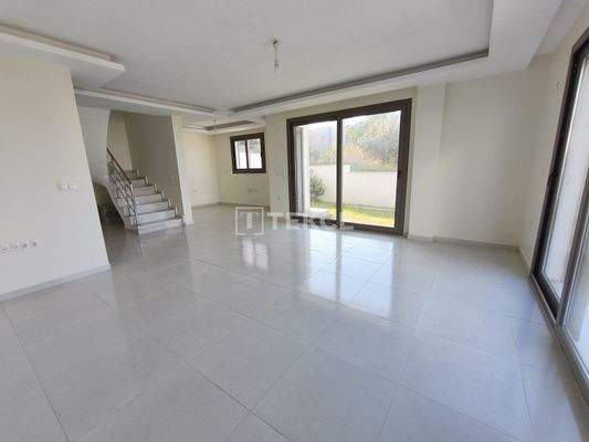 Villa with Private Garden 300 m from the Sea in İzmir Seferihisar