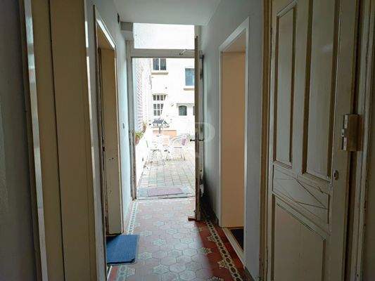 Flur mit Blick in den Innenhof