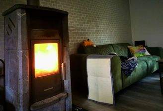 Gemütlicher Kamin im Wohnzimmer