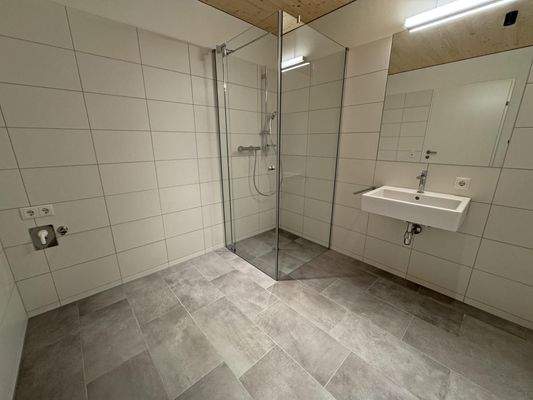 Badezimmer mit Dusche und WM-Anschluss