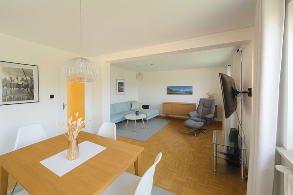 Helles Wohn- und Esszimmer mit gemütlicher Atmosphäre