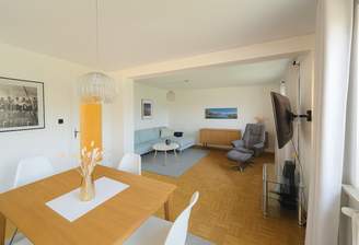 Helles Wohn- und Esszimmer mit gemütlicher Atmosphäre