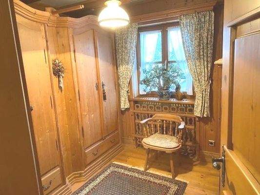 Ankleidezimmer im Holzdesign