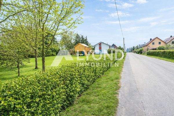 Blick in den  Garten mit Wohnhaus