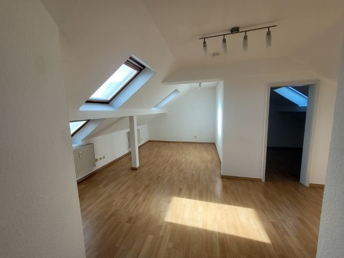 Schicke WG-geeignete 3 Zimmer Dachgeschoss Wohnung mit EinbaukÃ¼che