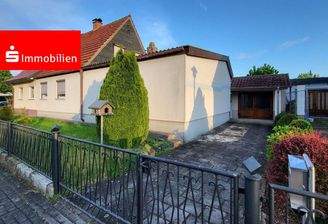 Straßenansicht im Sommer