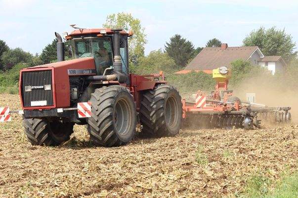 Traktor-Case-bei-Saeharbeit.jpg