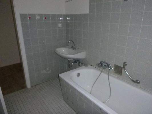 Badezimmer mit Fenster+ Wanne