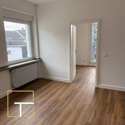 Leerer Raum mit Holzboden