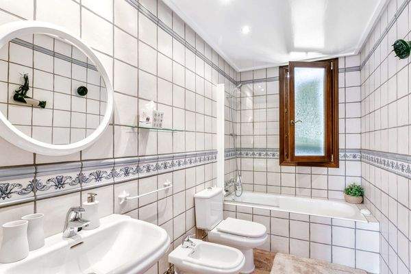 Badezimmer mit Badewanne